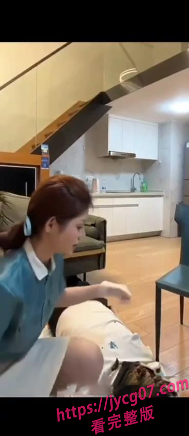 猎奇重口慎入！美艳御姐调教男宠 当众拉脸强喂瘆人画面！ 配图6