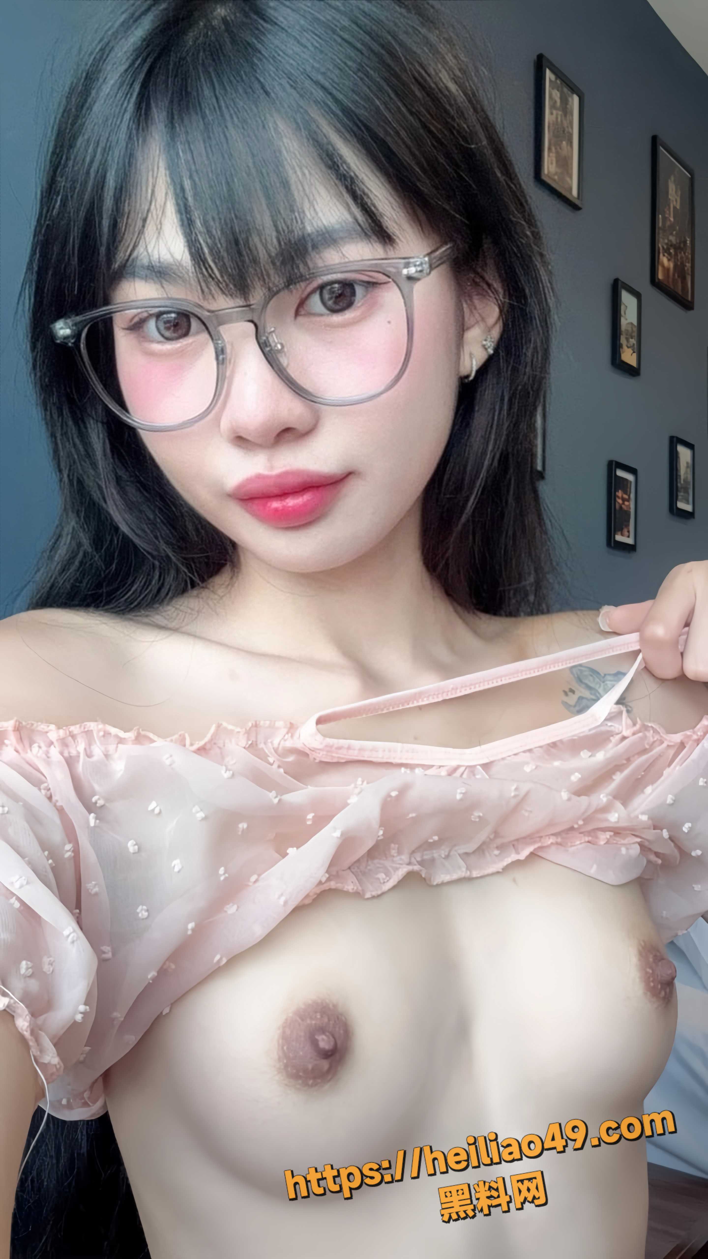 OnlyFans顶级眼镜妹 KissMeSofia 大尺度自慰福利合集 长相甜美却骚劲十足