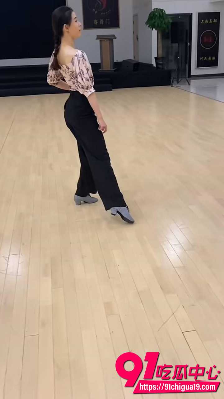 新婚少妇孙淼迷晕老公后跟债主当面开干13 新婚少妇孙淼迷晕老公后跟债主当面开干13