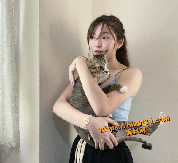 你喜欢猫咪 男友喜欢咪咪 生活中也是各取所需 高中生嫩妹拍给男友的大尺度视频被泄密！