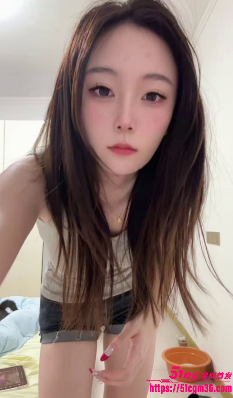 巨乳福利姬大学生不吃草莓下海裸舞 1