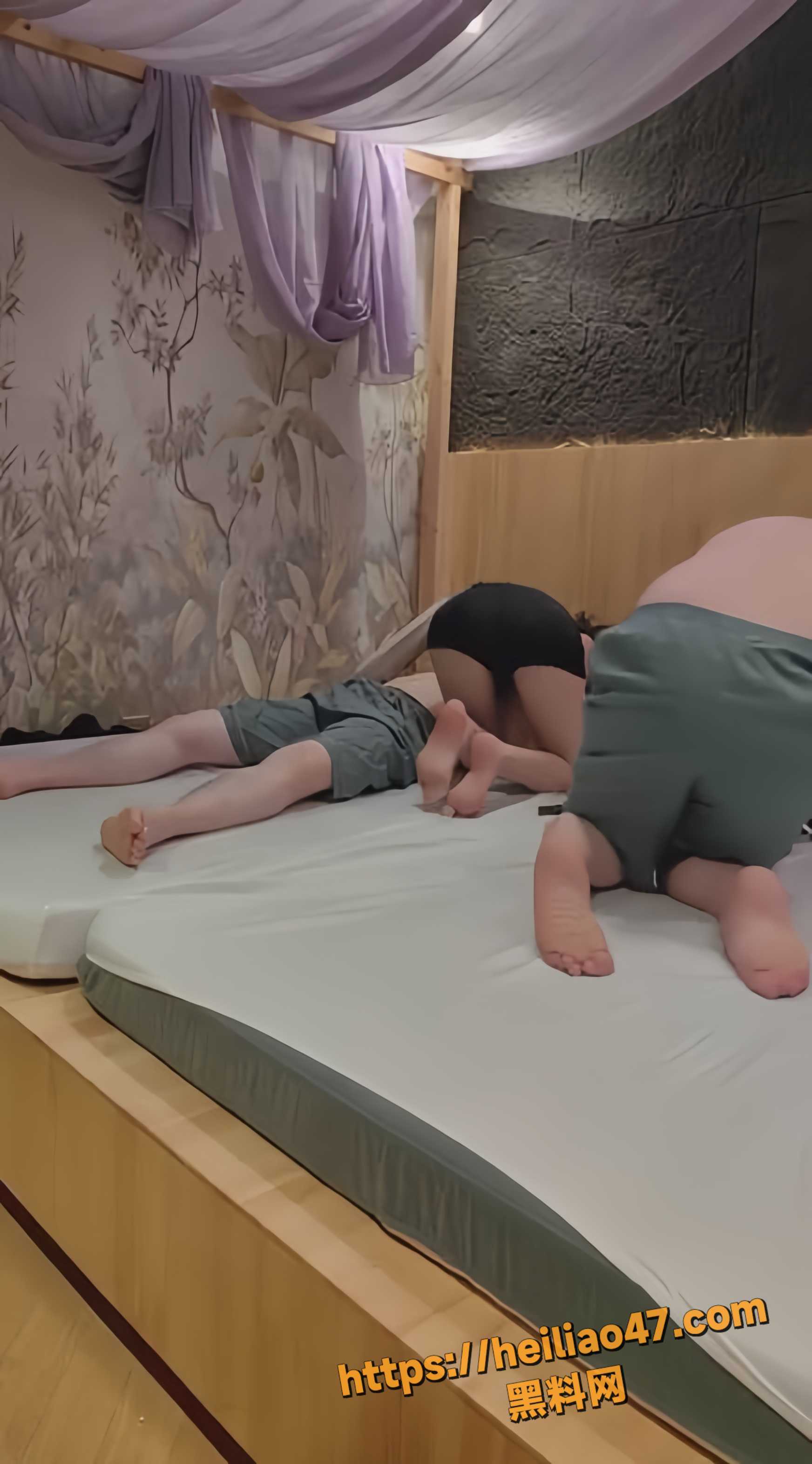 按摩店超嫩女技师 实时上演擦边挑逗 这真是只管起飞不管降落啊！