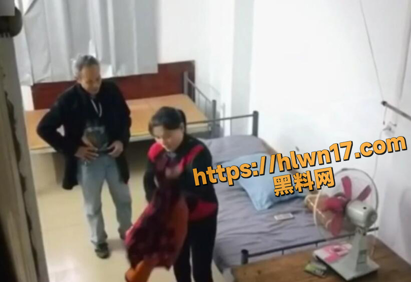 瓜友趴窗偷拍大爷嫖娼大妈 前戏直接口爆打飞机 真会玩 口爆活还好 给大爷伺候的爽上天了！