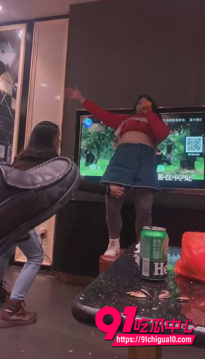 红衣大妈KTV话筒插逼2