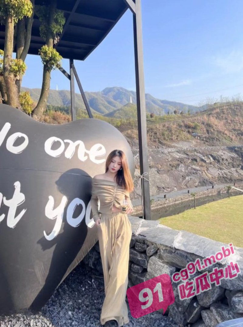 不知羞耻的南京女大学生~美女与社会纹身男友各种场合性爱自拍不雅视频曝光!