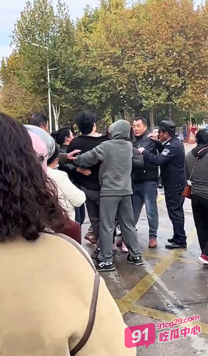 宿迁沭阳一实小门口吃瓜 19岁男孩为39岁女友六亲不认 报警护爱年龄差悬殊事件 配图2