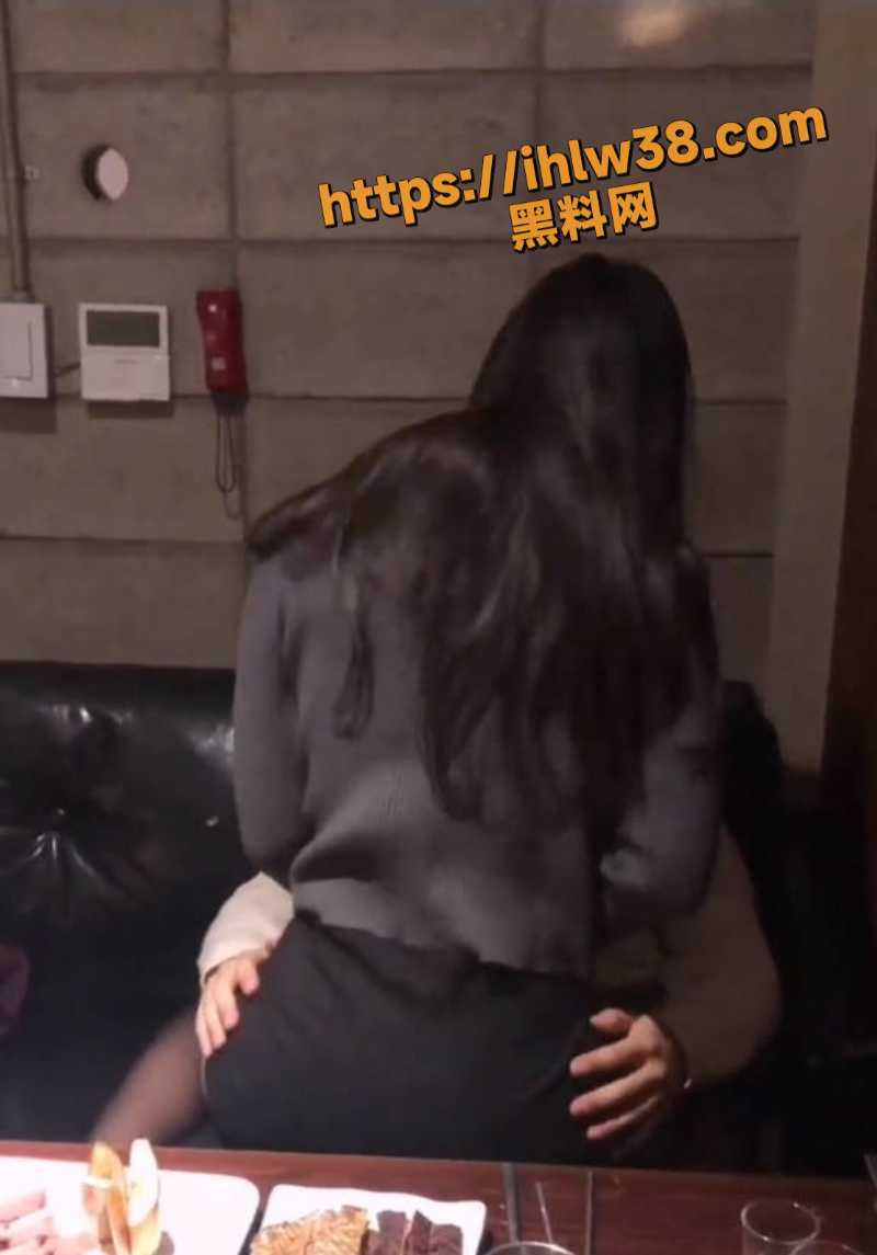广州保利地产 巢叶青 在清吧宵夜突然摸同事上位操爱 淫荡的挪臀技术很是到位！