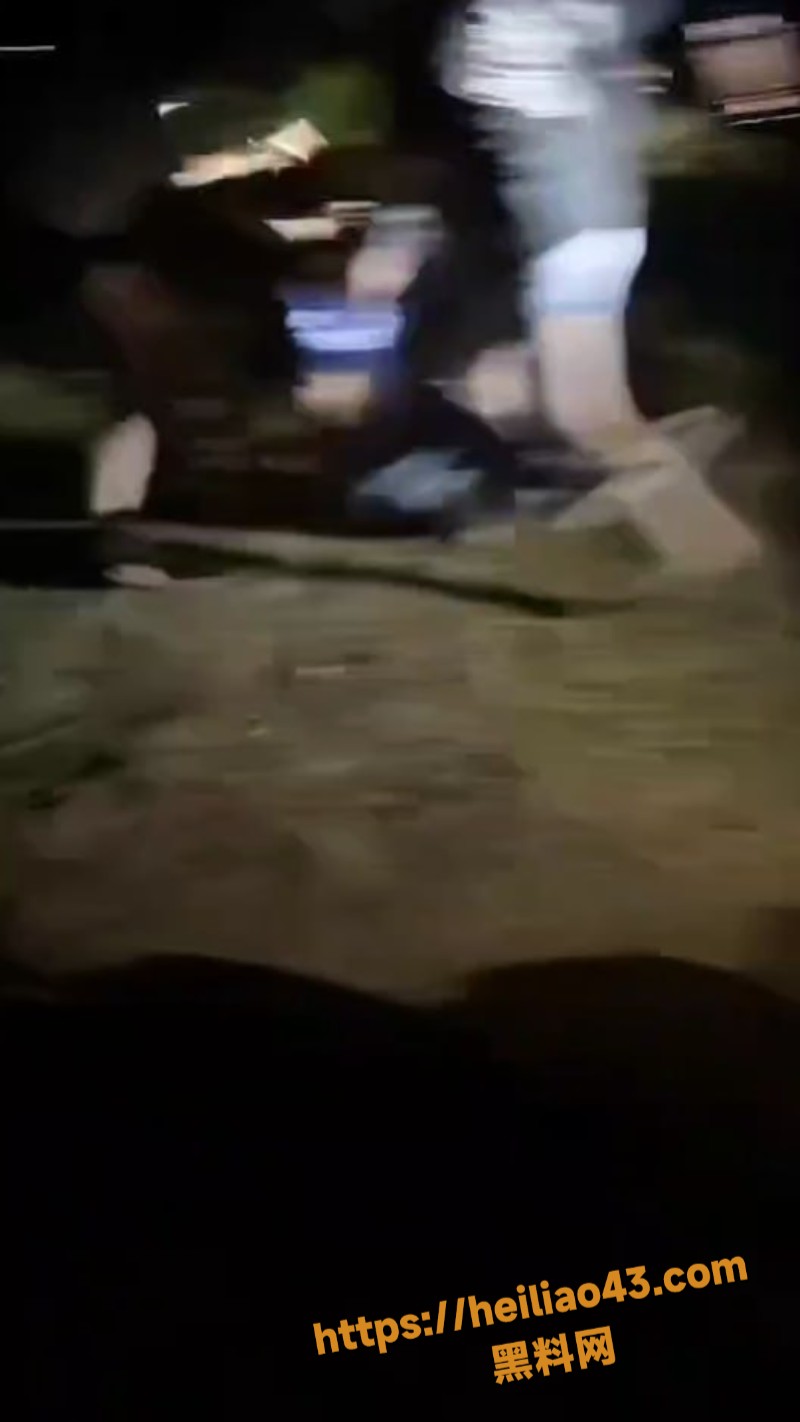 合浦第四中学学生被霸凌殴打 拳脚相加被逼下跪 混世魔王谁来收拾！