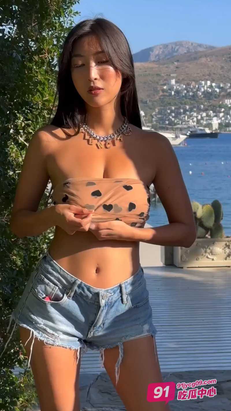 巨乳女神海边露出 穿着各种情趣装被后入 景美人也美！