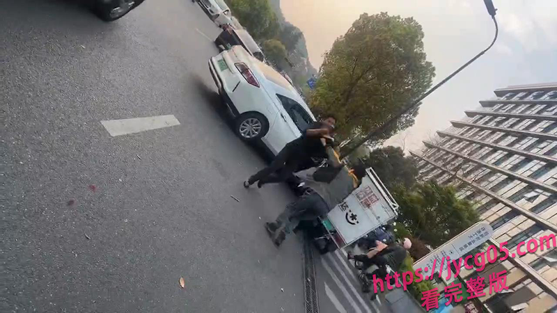 韵达哥硬刚围殴男！街头冲突升级反杀 实拍曝光震撼全网