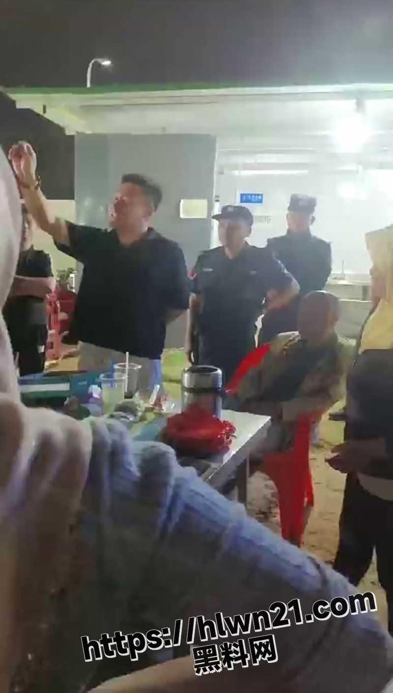 地域大战开始 东北小哥在三亚海滩因为厕所收费与本地人发生冲突 最后引发大战！