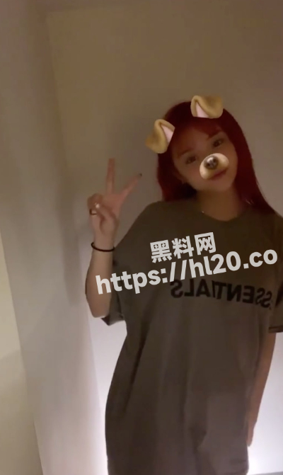 被假经纪人忽悠 主动掰开屁股看鲍鱼的女高中生！！身材不错就是胸有点小 有一说一逼是真的粉！
