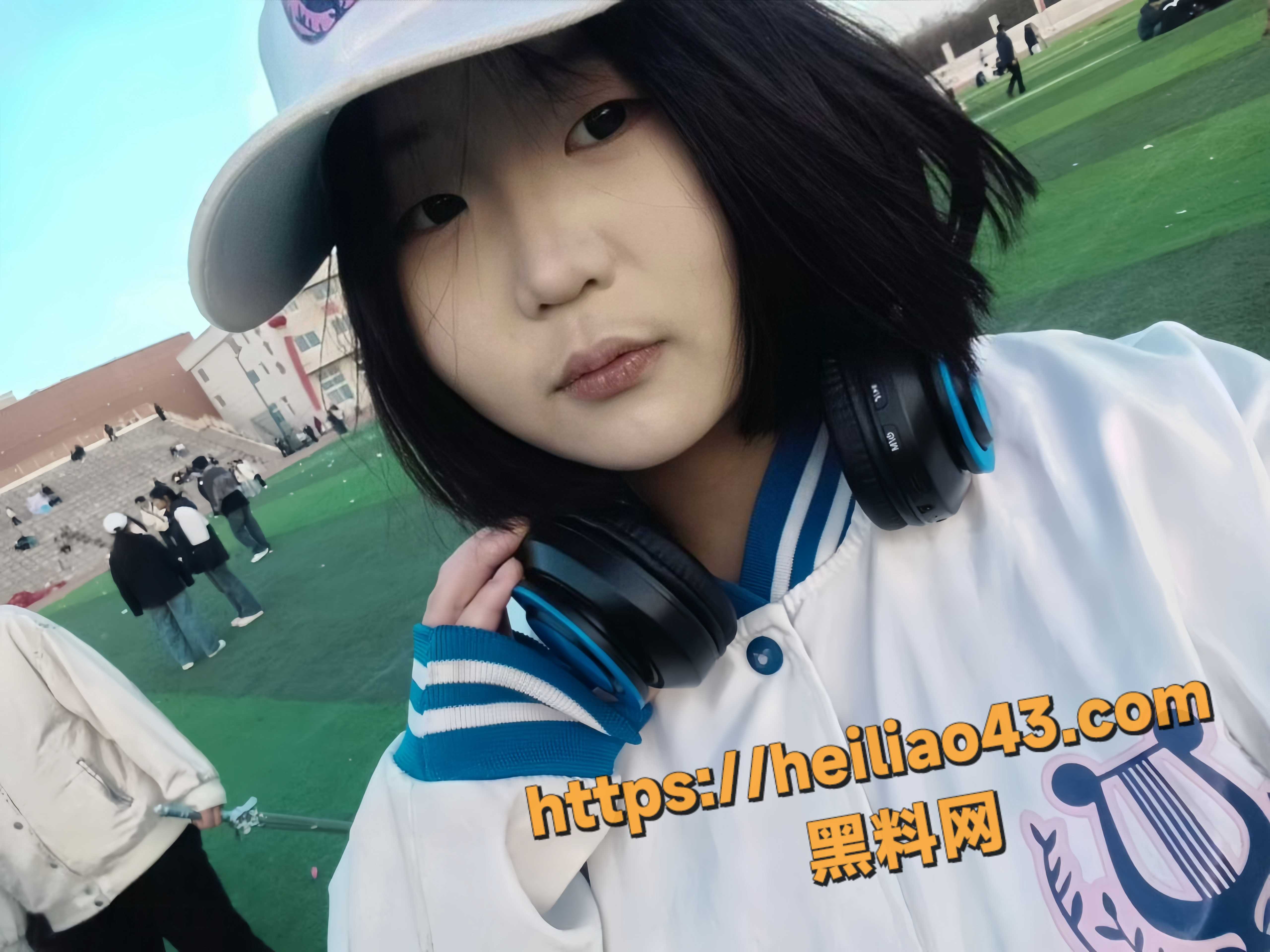 南阳医学院女大学生 王冰雨 被男友网调成专属小母狗 乳夹口球齐上阵 自慰到喷水的视频曝光！