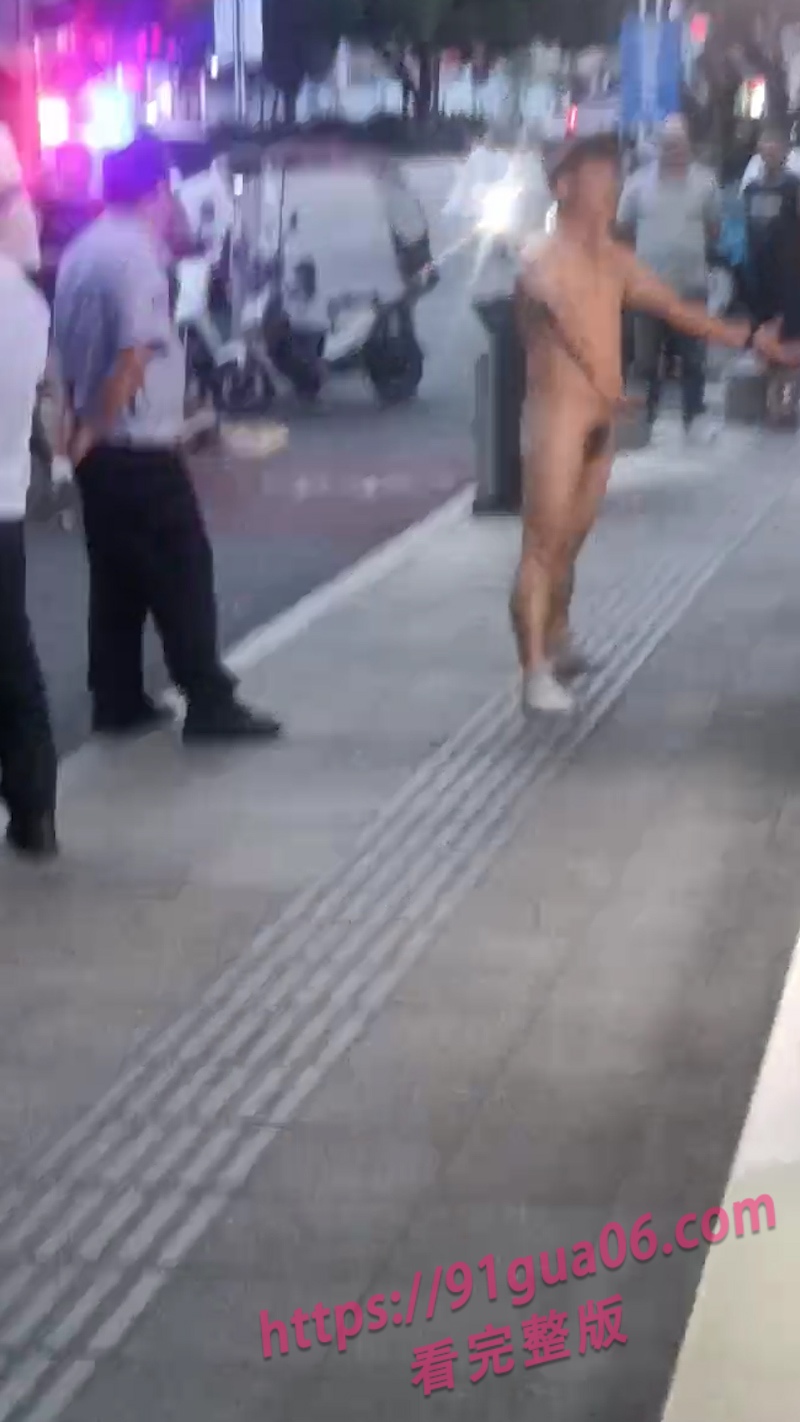 浙江瑞安男子裸爬视频曝光 疑似嫖娼被抓发疯装精神病人 配图2