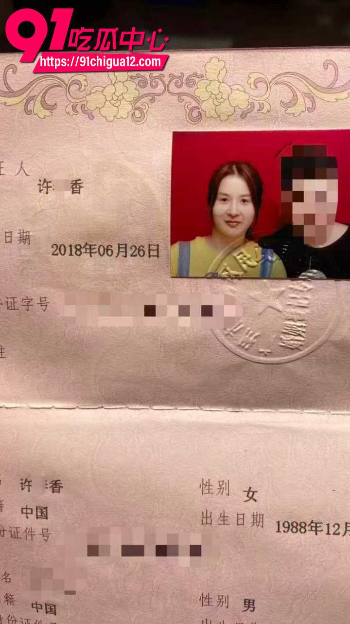 光头老公厨房抓包老婆偷情 小三竟站出来帮腔骂原配太骚