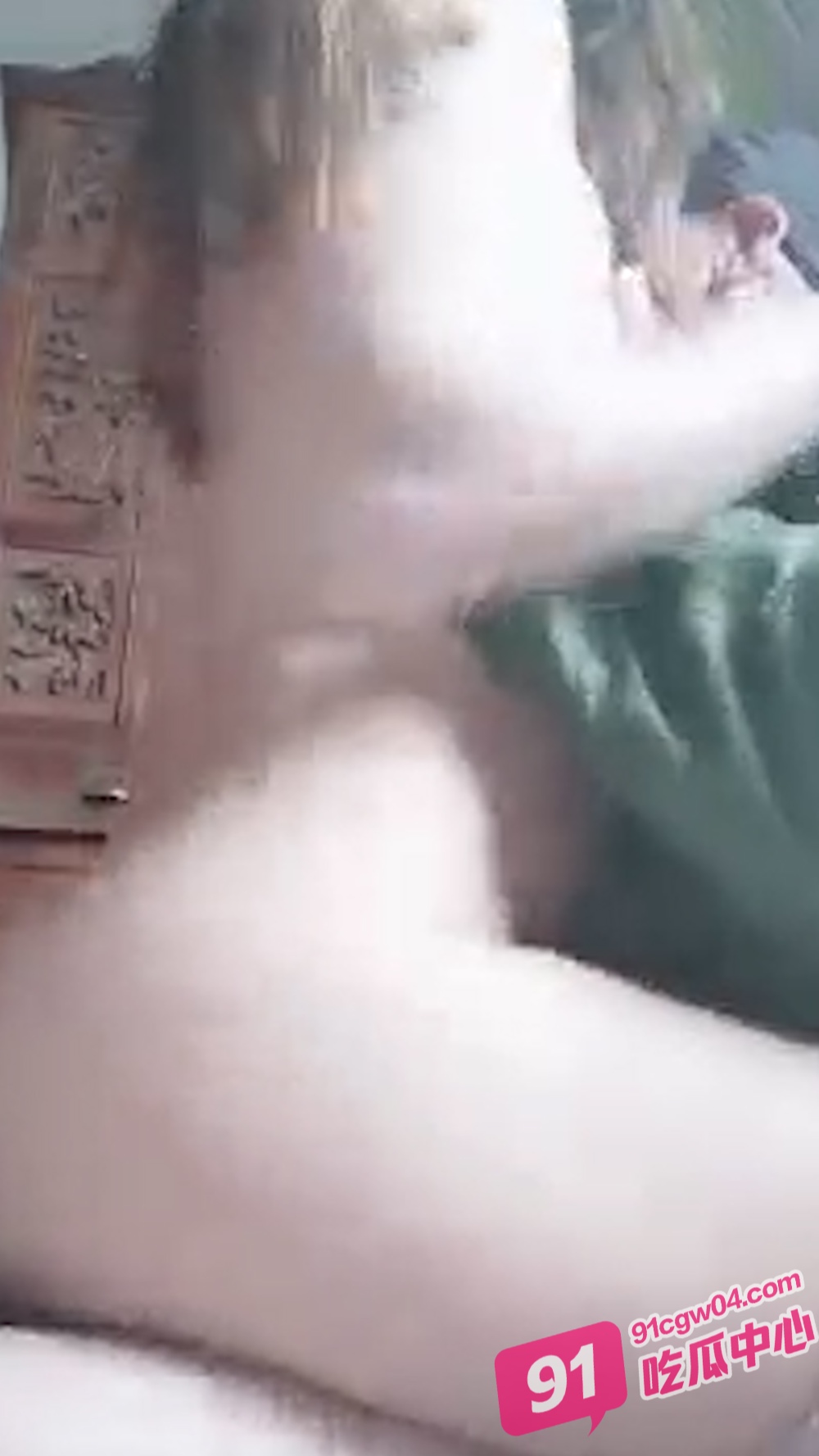 史上最强骚货！妖媚婷儿 户外直播勾引大爷们合集 菜地里直接无套开战！ 配图6