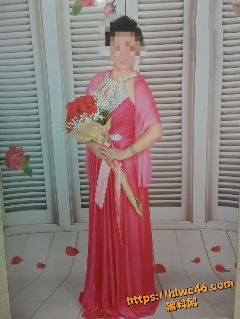 小半月之久 在客厅内射我妈的骚逼 与母缠绵46-50集 海角社区