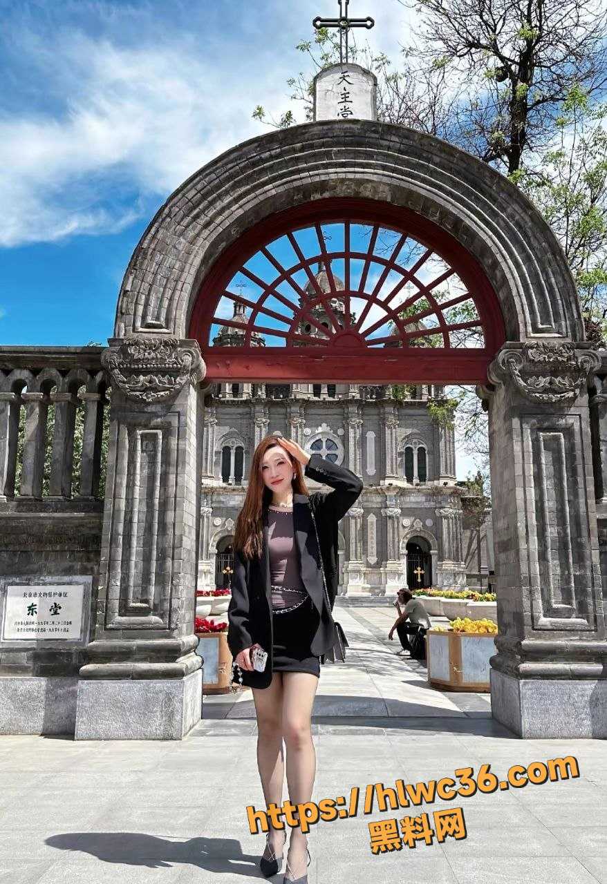 湖北武汉夫妻婚后激情不减 骚货女主炮机自慰 女上位摇晃疯狂榨精
