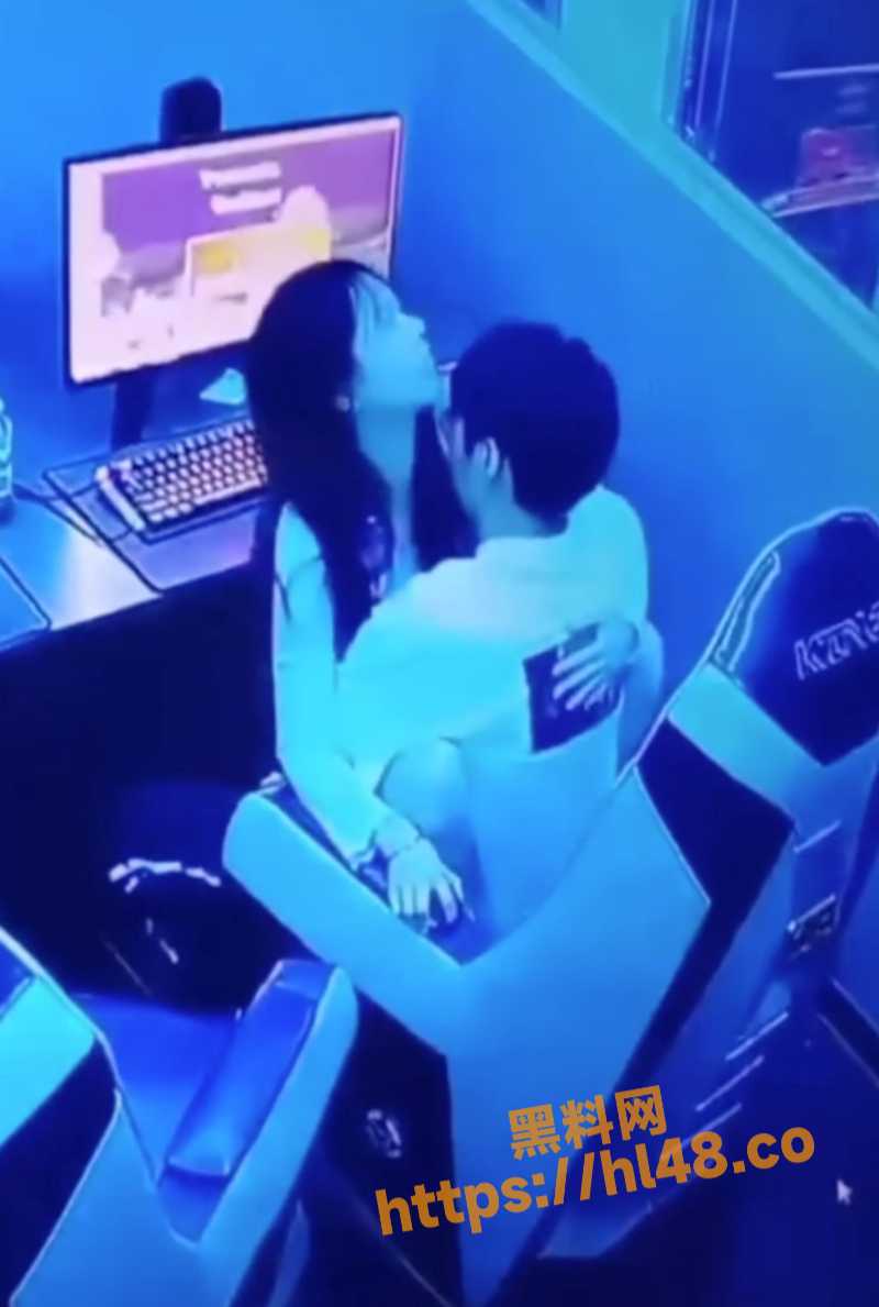 年轻人火力旺盛直接在网吧边打游戏边干炮 女友上位坐屌疯狂挪动肥臀遭监控拍下！