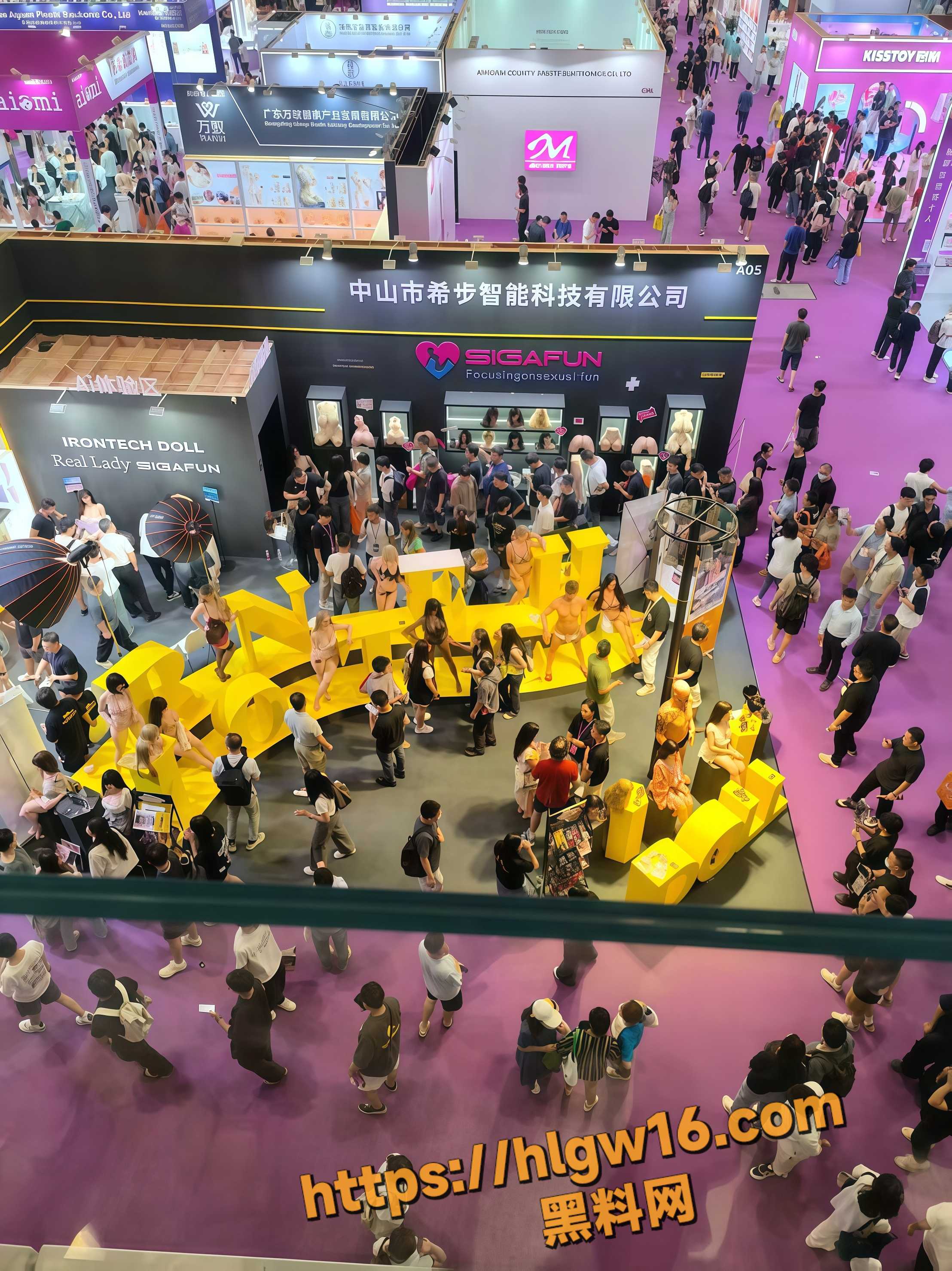 2025中山市成人展会 惊现充气娃娃模拟口交互动体验区 通过AI控制实现逼真触感！