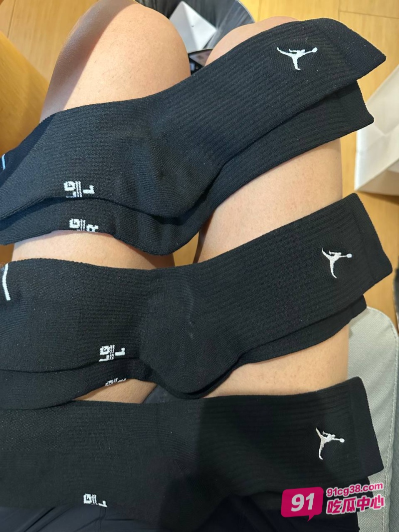 推特杀手我的枪好长 后入暴击白虎少女 全程淫叫连连~ 配图2