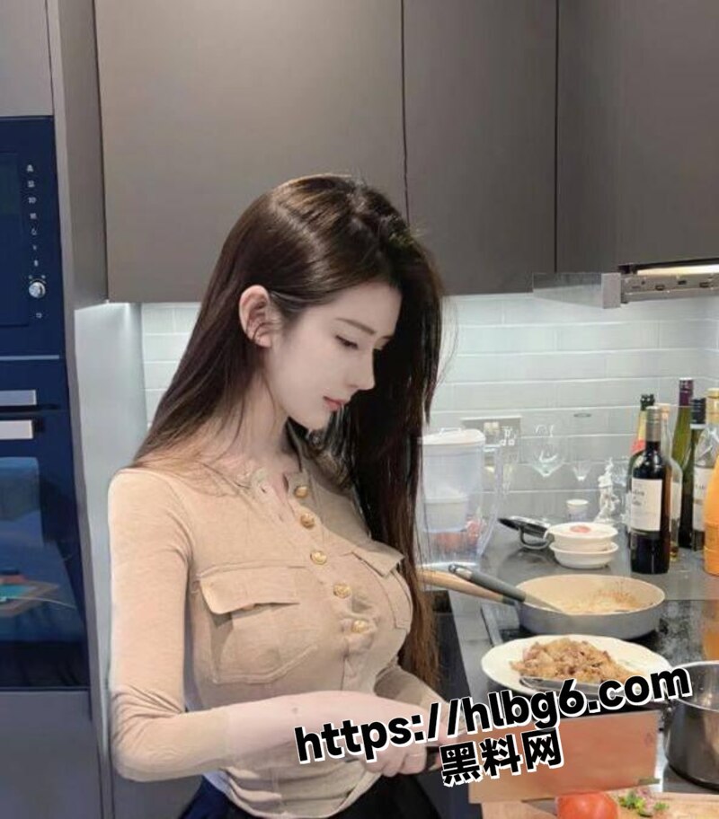 上海浦东新区名媛圈出了名的头牌 张佳怡 下海卖逼捞钱无底线终被冤种大哥曝光 一个给钱就让随便玩的女人！