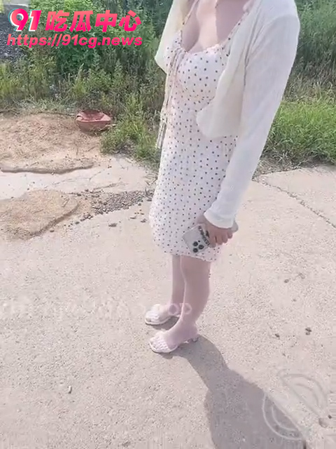 兄妹乱伦 我和妹妹在玉米地的故事！ “哥 能不能轻一点”