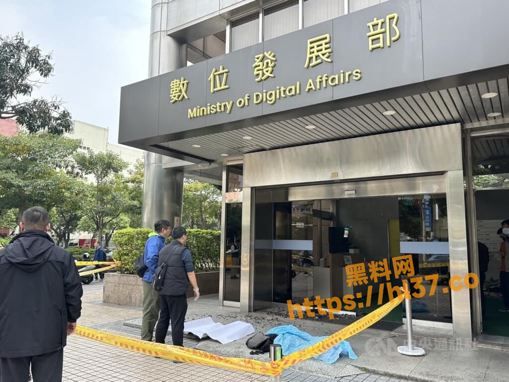 台湾54岁张某不满民进党限制大陆游客来台随即在数位发展部连开三枪！场面秒成悲剧现场！
