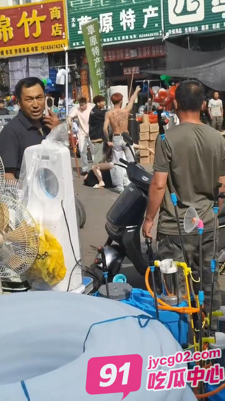 猖狂！精神小伙当街砍人 被砍人妻子拼命阻拦但难逃厄运 配图2