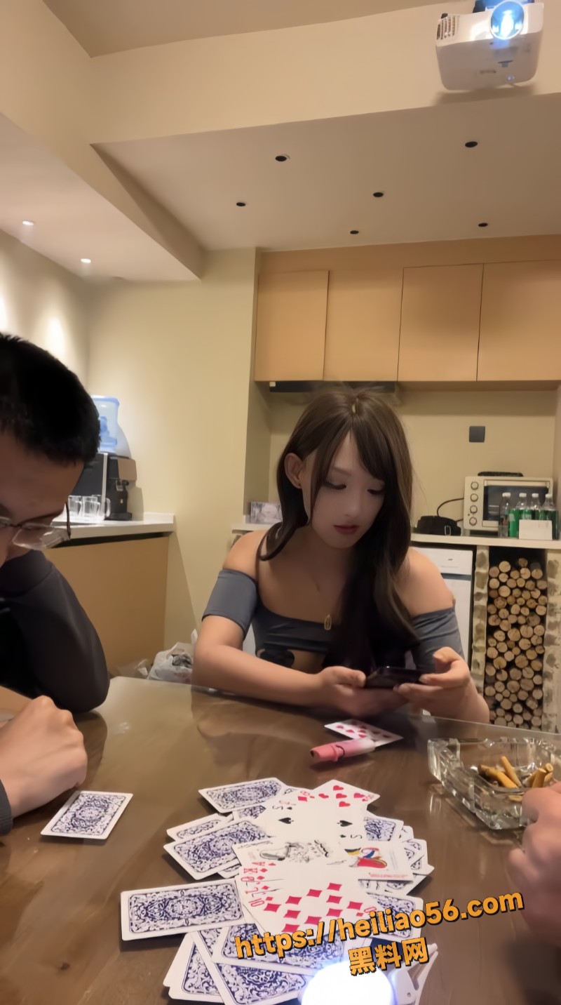 绿帽淫妻 直播间上演献妻绿帽剧情 妻子羞涩顺从男伴调教 共赴极乐之巅！