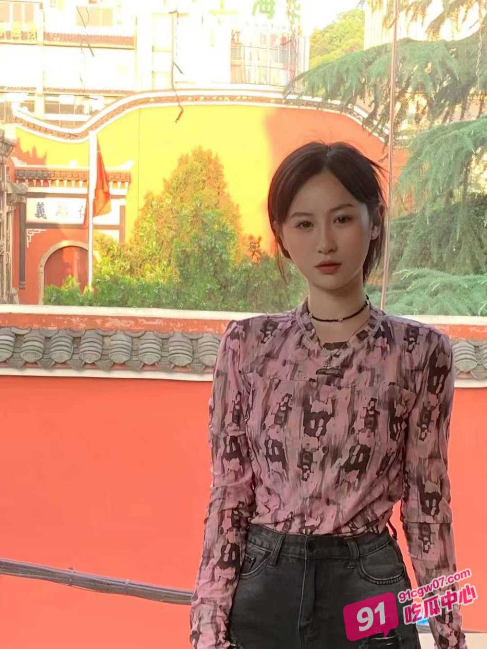 家有迷人小嫂 新作 哥哥满足不了 我替哥哥操嫂子 香蕉插嫂嫂极品美穴 鲜嫩多汁！ 配图3
