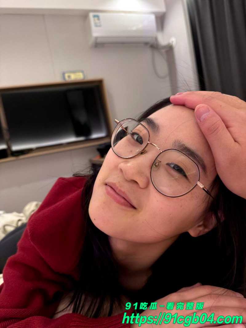 90后武汉小少妇欲求不满身穿黑丝约炮大学体育生 粗大的肉棒撑满紧致穴壁 操得她浪叫不止
