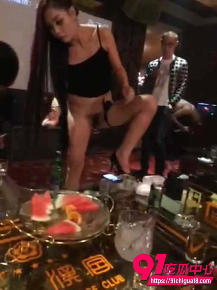 长发骚妹当众用骚逼夹紧开啤酒瓶2 长发骚妹当众用骚逼夹紧开啤酒瓶2