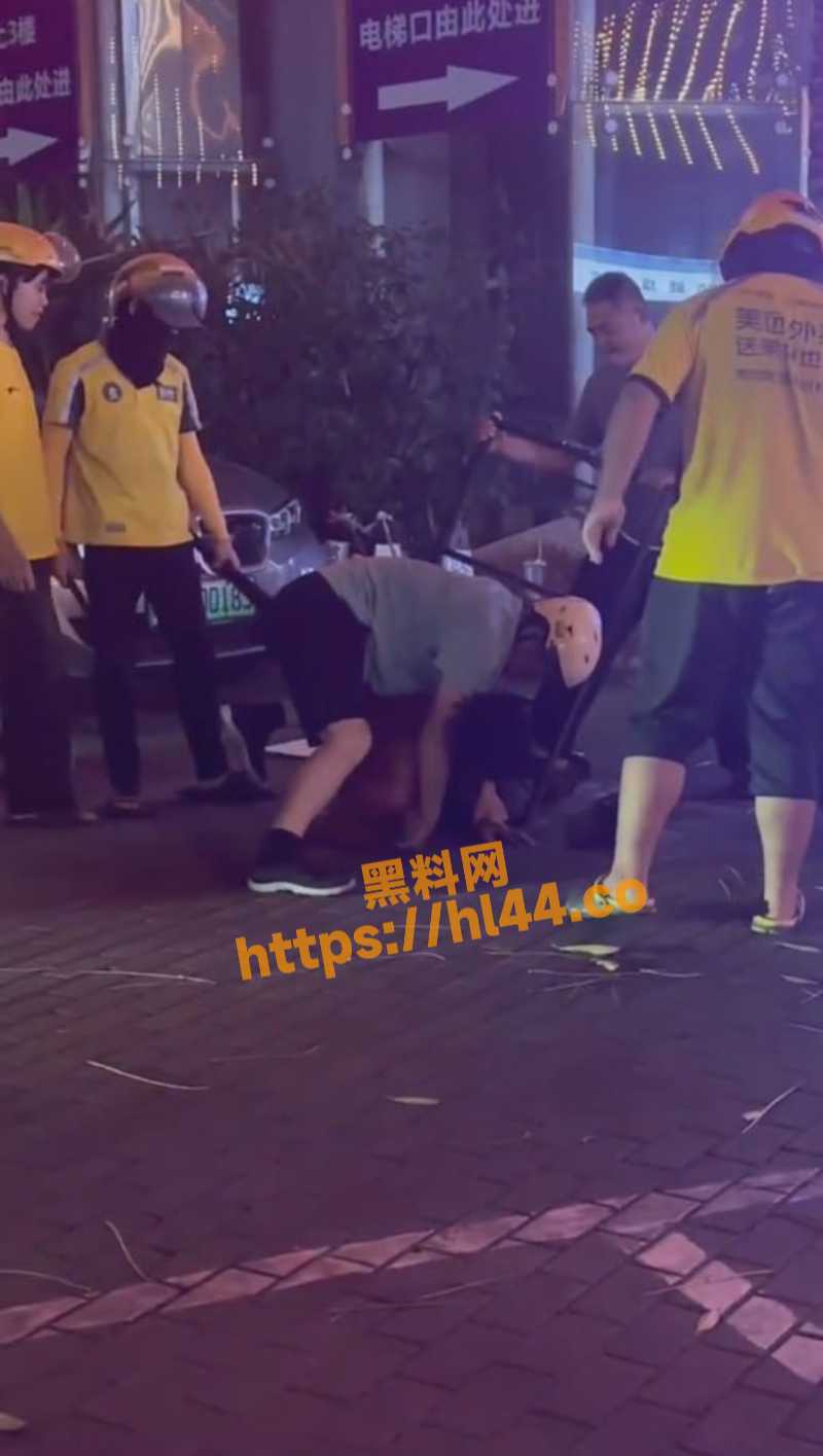 海南海口市一上身赤裸的男子当街袭击行人及车辆 被多名外卖小哥制服且外卖小哥立下大功！
