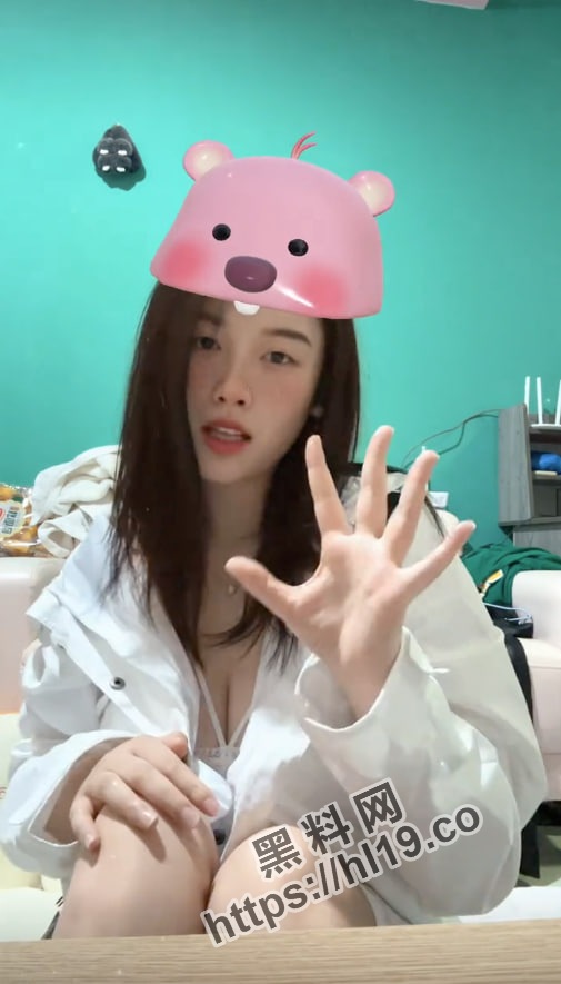 小乔yyds 抖音巨乳大学生在宿舍1对1赚生活费！超多片段拿捏巨乳～