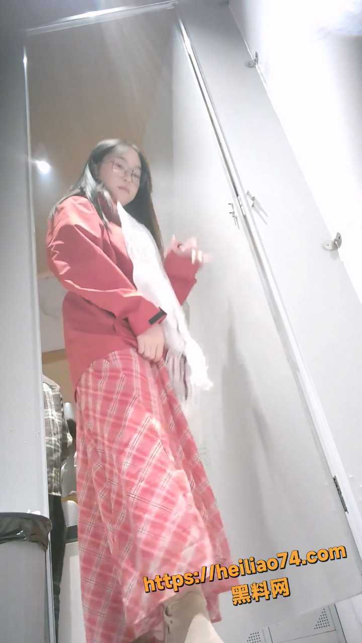 高校女厕高清后拍 美女如云吊带短裤长靴美女性感美臀嫩穴！