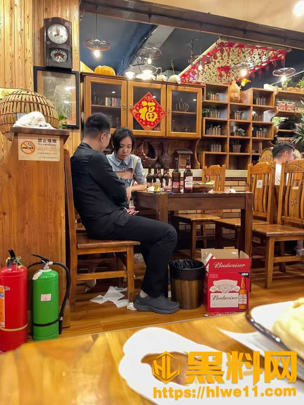 东北菜馆 小三女当众脱衣色诱已婚男 假分手真炮友 厕所啪啪视频流出