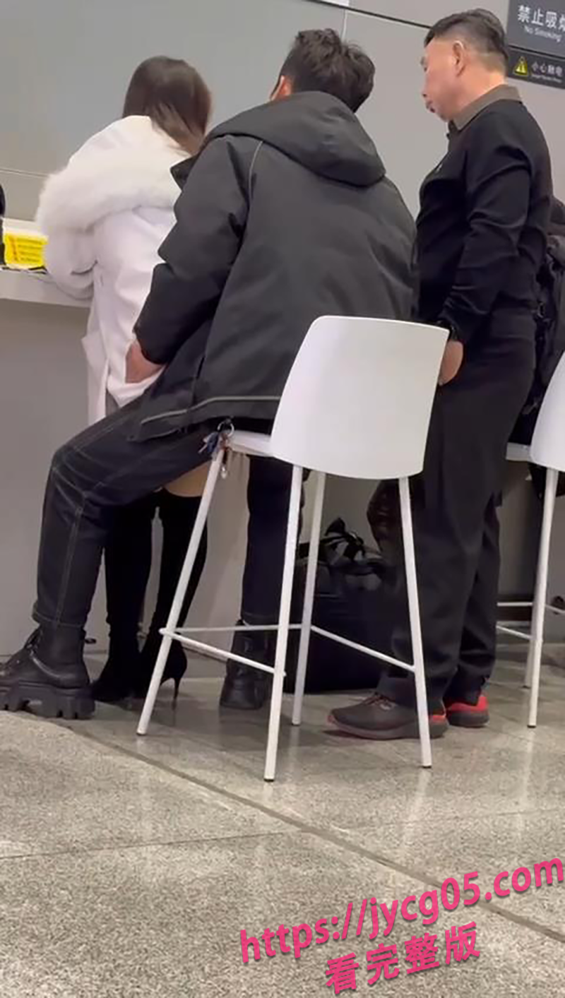 广州南站售票口不雅视频？情侣等车竟当众打炮全网疯传！ 配图3