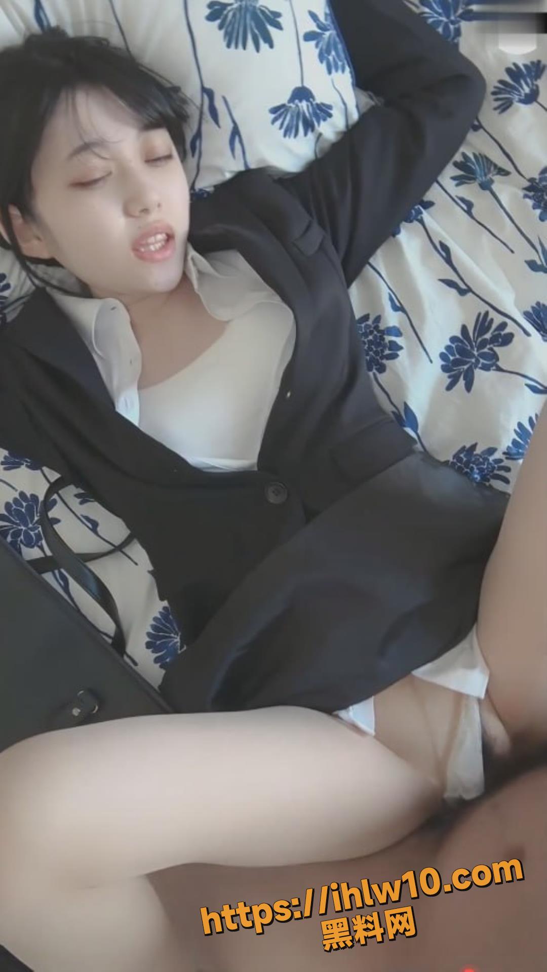万人求日本极品美少女 yumi 身穿职业OL装 被上司干到双眼迷离