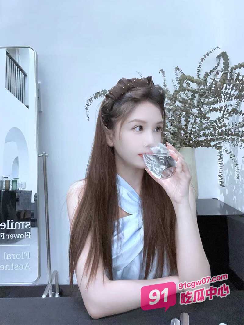 ED Mosaic新人Mia 一线天美鲍被两个鸡巴伺候 欲望高潮满足得娇喘停不下来~ 配图3