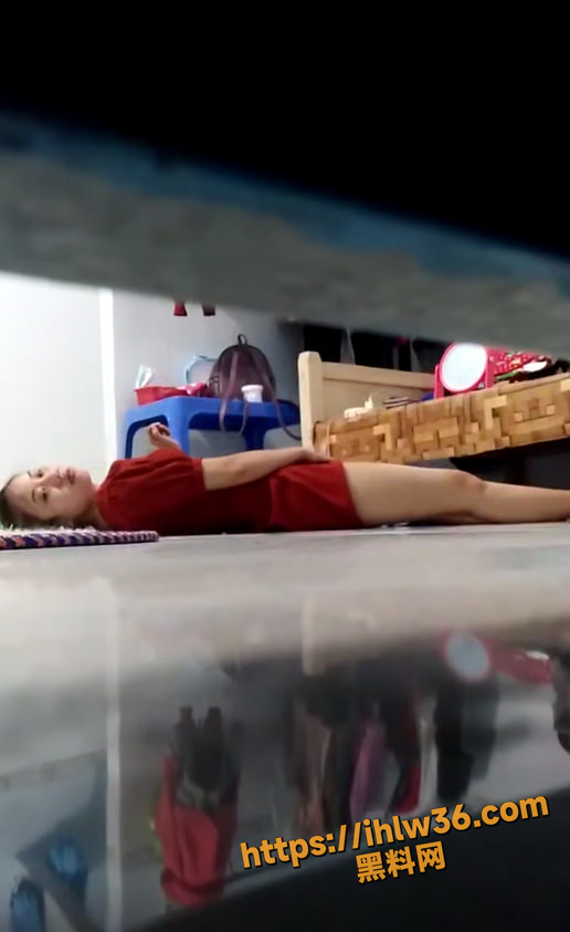 偷拍合租室友妹子自慰，差点被发现了，吓出一身冷汗！幸好到最后她爽到意识模糊，不然就惨了 网友投稿