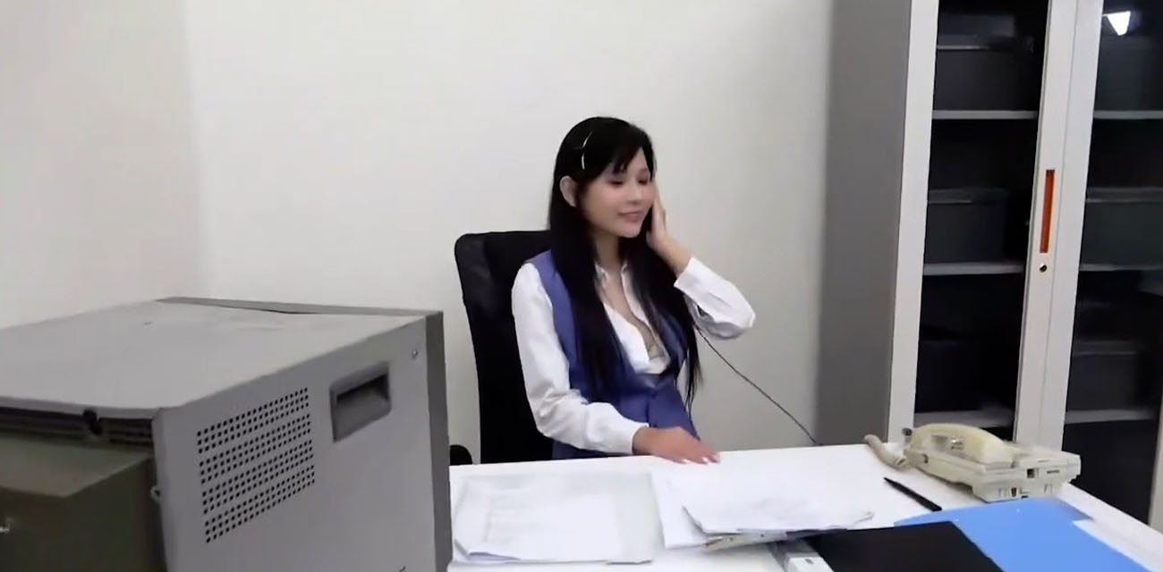 日本女优山田麻衣子 饰演客服小姐被潜规则 办公室上演大尺度淫乱现场