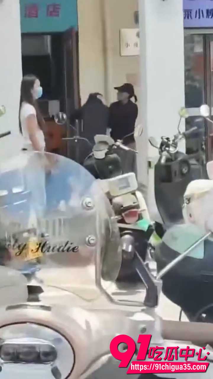 海南三亚正妻街头抓小三3