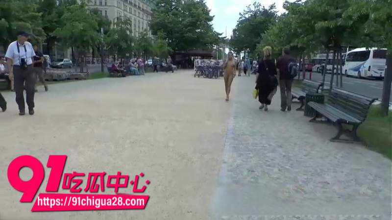 欧美金发御姐街头极限露出3