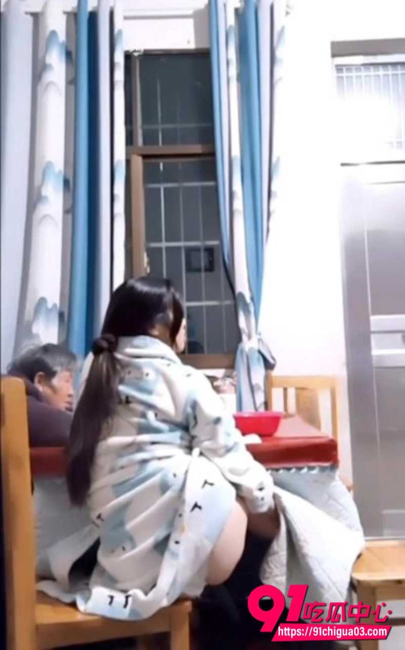 妹子偷摸在奶奶面前自慰7 妹子偷摸在奶奶面前自慰7