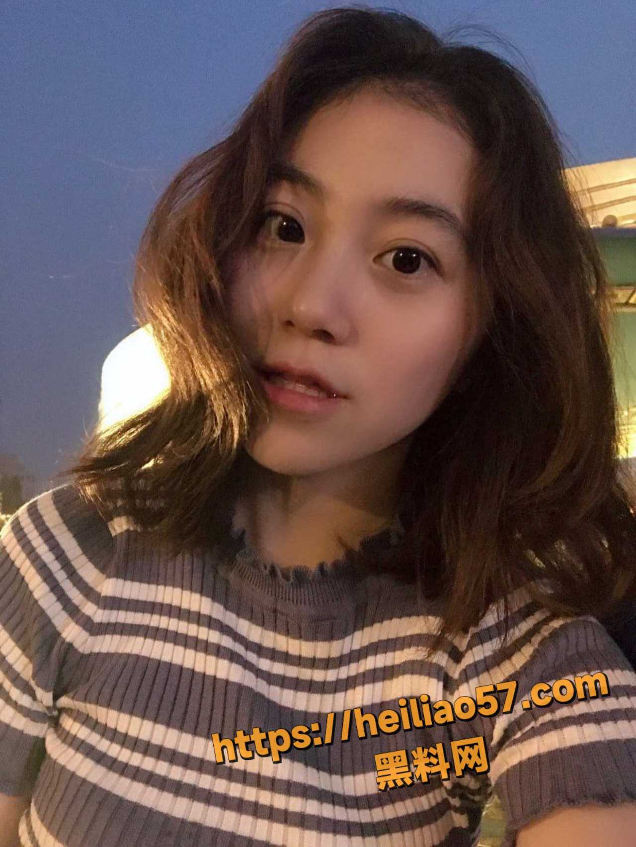 我的处女之身就这么没了 两个鸡巴之间只隔了薄薄的一层！ 配图