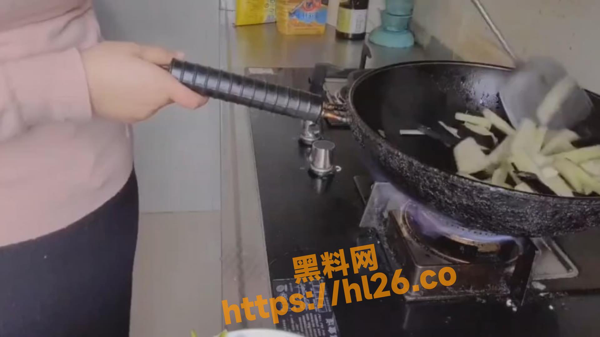有她是你的幸福！变态人妻尿液青椒炒茄子 ，谁是他的老公如此幸福