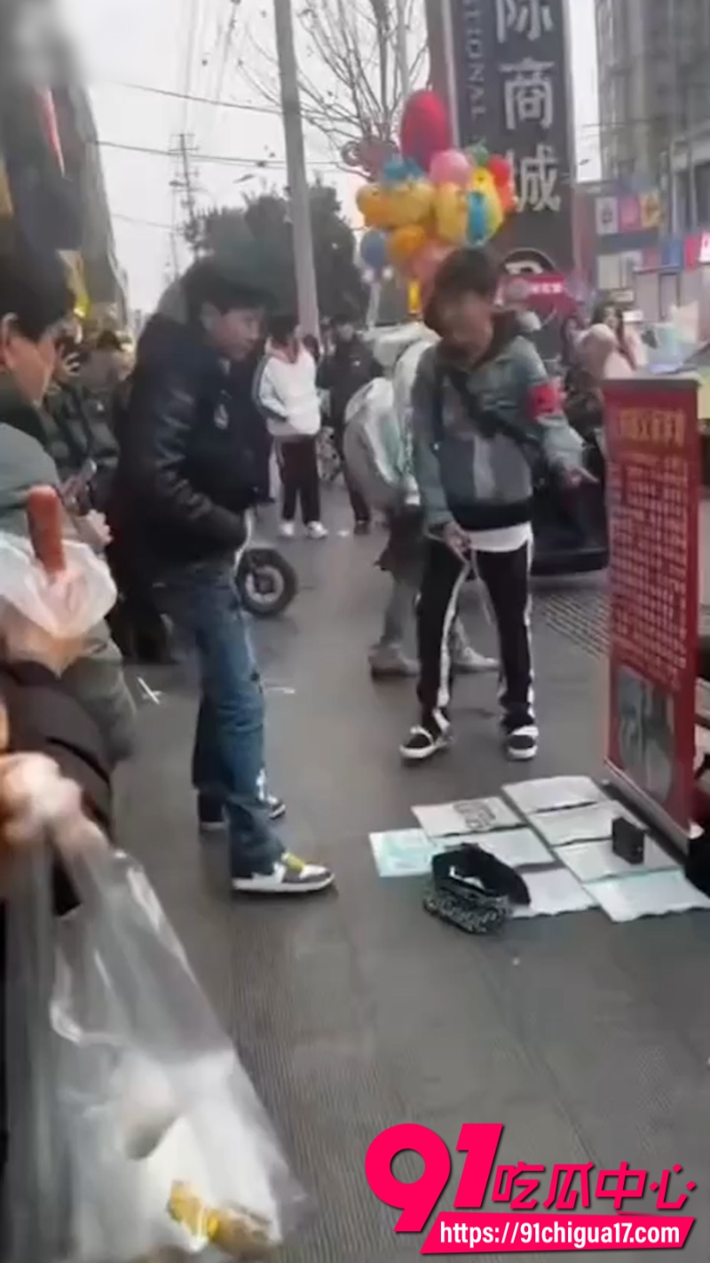 兰陵开元国际商城门口乞讨女事件3