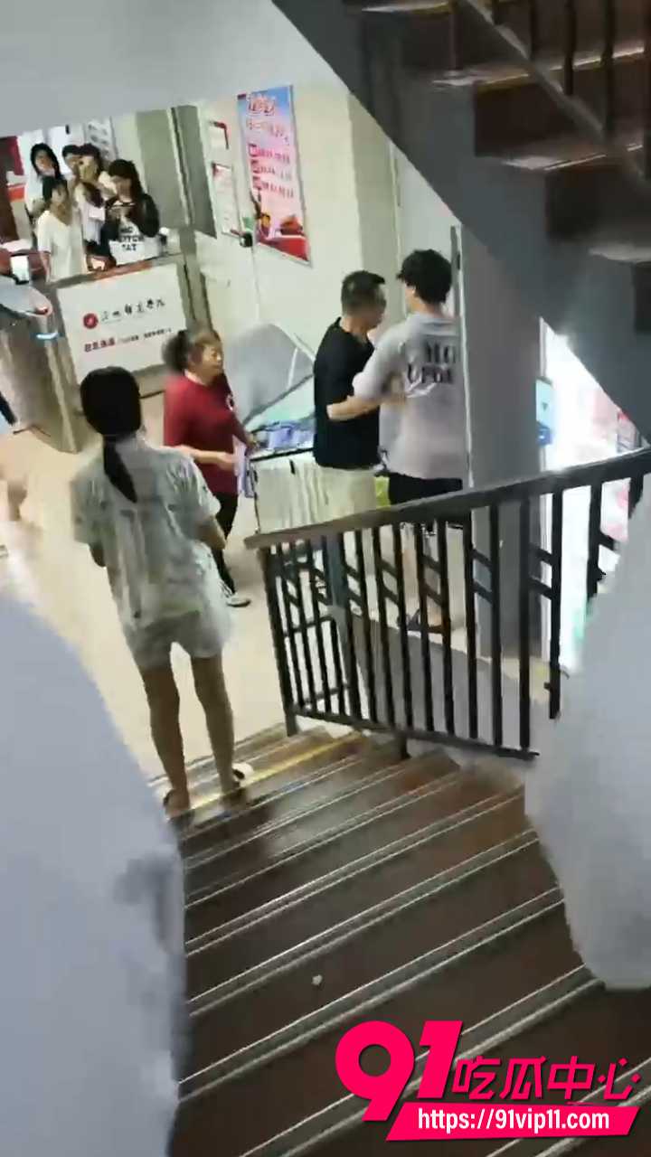 女生脚踏两只船聊骚被男友发现6