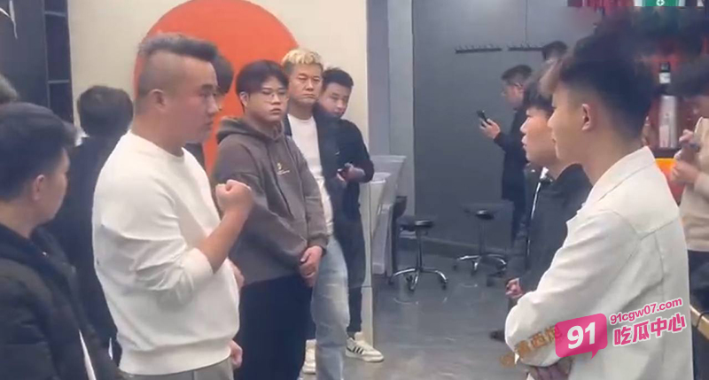 理发店传销式培训 月薪几千块自我羞辱引热议 店长员工集体狂扇自己巴掌 配图3